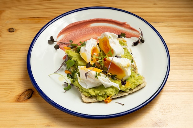 Foto frühstück mit toast, avocado und gekochtem ei