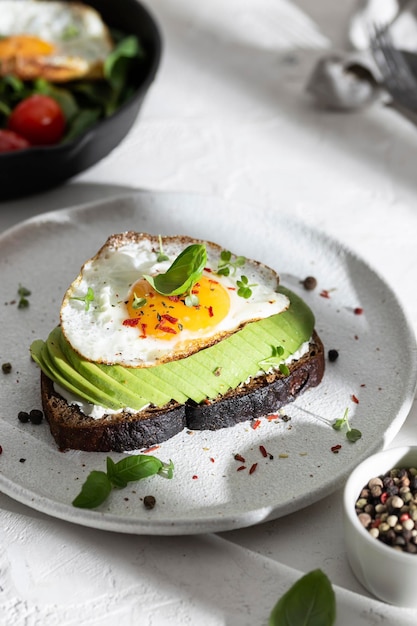 Foto frühstück mit toast mit avocado und eiern auf einem teller
