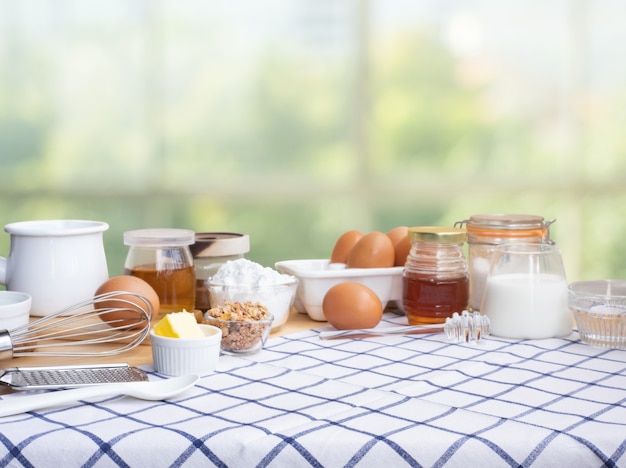 Frühstück mit verschiedenen Zutaten zubereiten