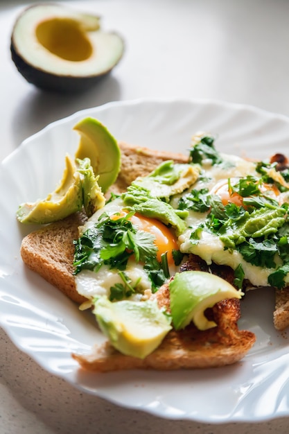 Frühstück mit zwei Eiern auf Toast