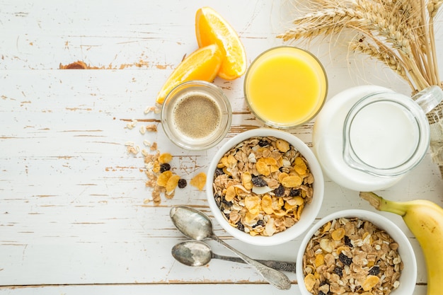 Frühstück - Müsli und Früchte auf weißer Tabelle