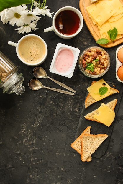 Frühstück oder Snack (Kaffee, Joghurt, Käse, Sandwiches, Cornflakes und mehr)