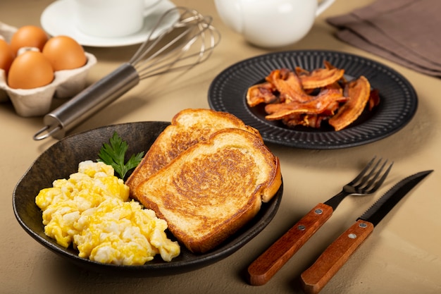 Frühstück Rührei mit Toast und Speck