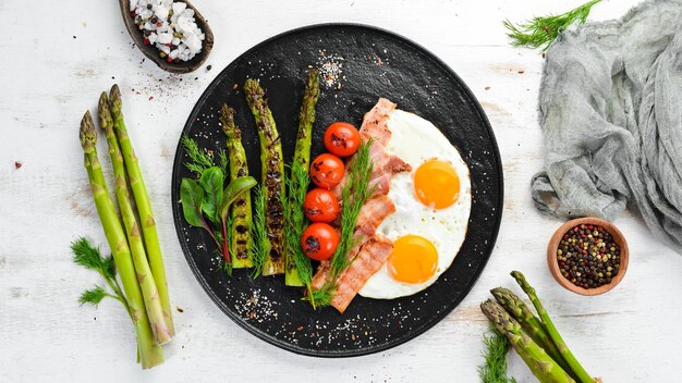 Frühstück Spargel Eier Speck und Kirschtomaten Gesundes Essen Draufsicht Freier Platz für Ihren Text