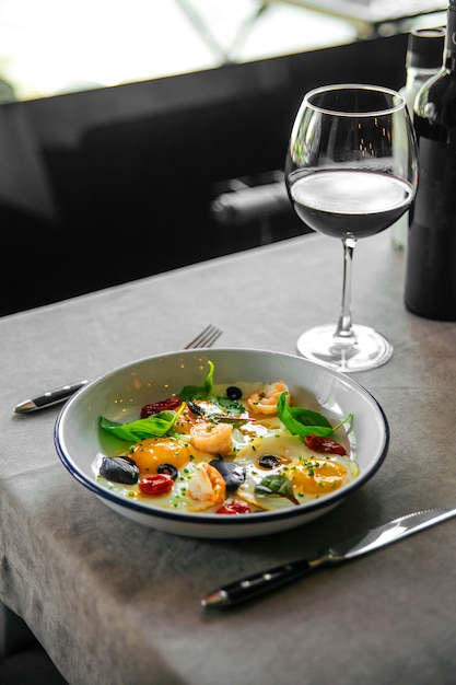 Frühstück Spiegeleier mit Garnelen Glas Wasser