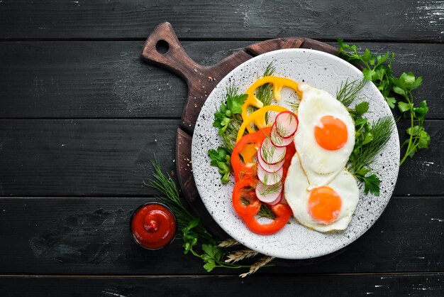 Frühstück Spiegeleier mit Gemüse Draufsicht Freier Kopienraum