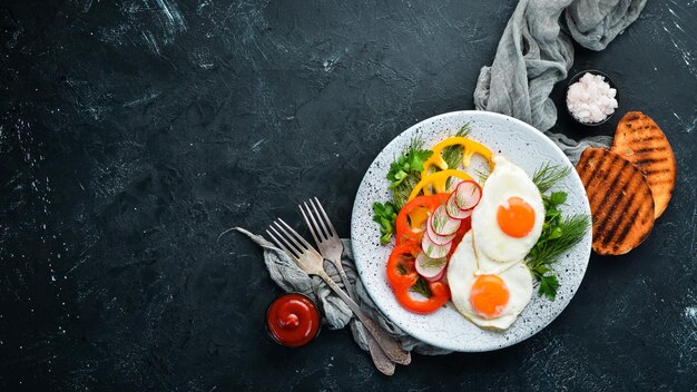 Frühstück Spiegeleier mit Gemüse Draufsicht Freier Kopienraum