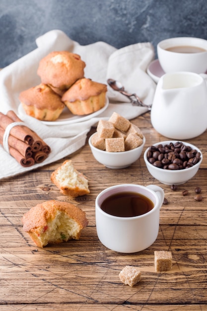 Frühstück und kaffee, gebäck, brauner zucker und zimt mit anis auf holz