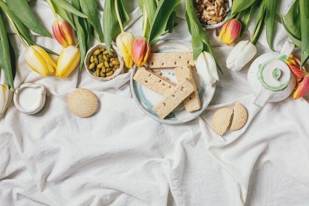 Frühstück und Tulpenblumen