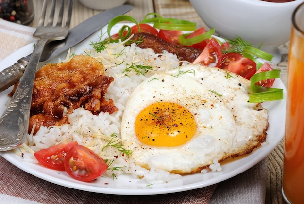 Frühstück - Weich gekochter Reis mit Rührei, Speck, Tomatenscheiben und Gemüse