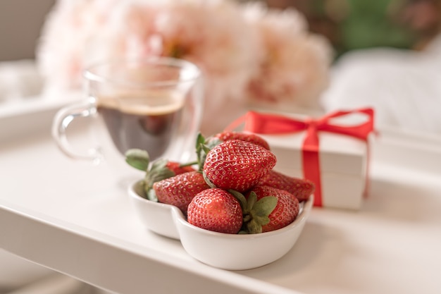 Frühstück zum Valentinstag mit Kaffee und Erdbeeren.