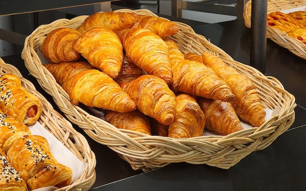 Frühstücken Sie ein Brot und Backcroissants