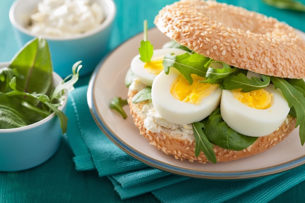 Frühstücks-Bagel mit Ei, Frischkäse und Rucola