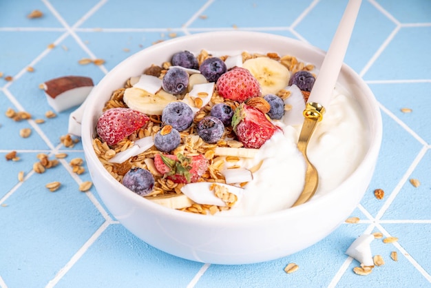 Frühstücks-Joghurt-Granola-Schüssel mit Obst und Beeren