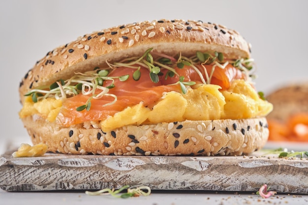 Frühstücks-Sandwich auf Bagel mit Lachs und Rührei