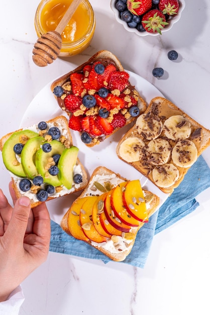 Frühstücks-Sandwiches mit Obstbeeren