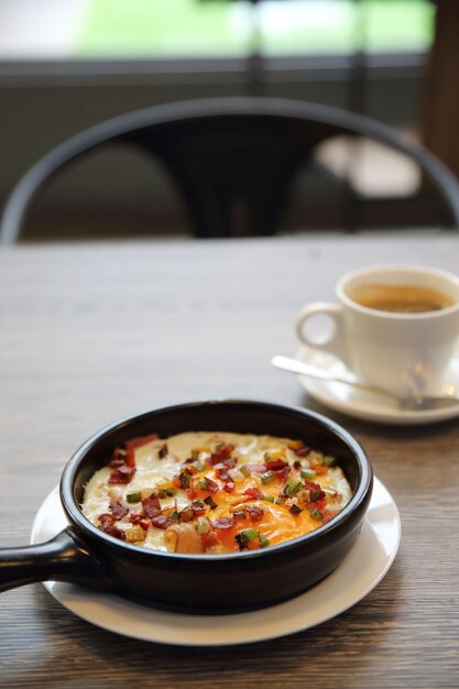 Frühstücks-Spiegelei mit heißer Pfanne mit Kaffee