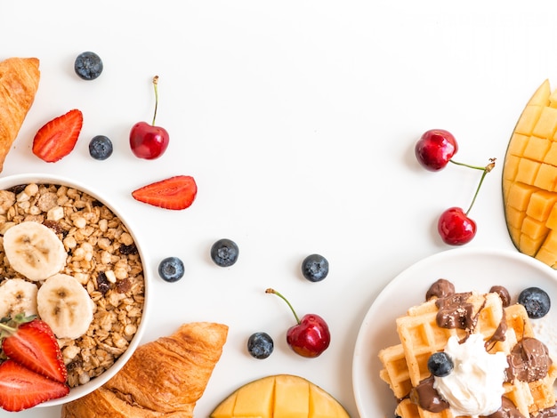 Frühstücksbeeren und Hafermehlrahmen mit Kopienraum.