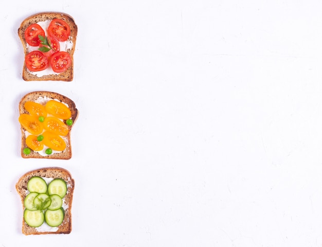 Frühstücksbrötchen mit Gemüse-Gemüse-Belag und Frischkäse