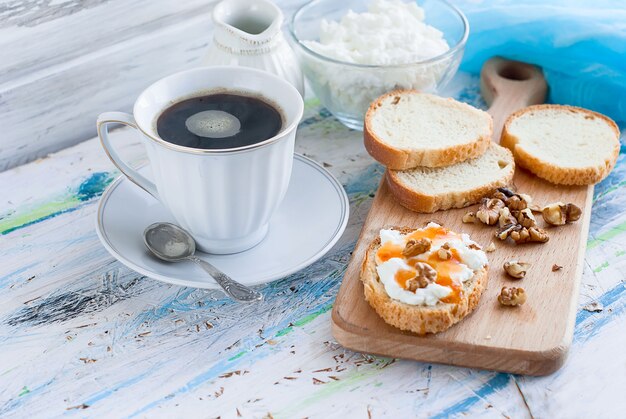 Frühstücksbrötchen mit Ricotta, Walnüssen und Honig