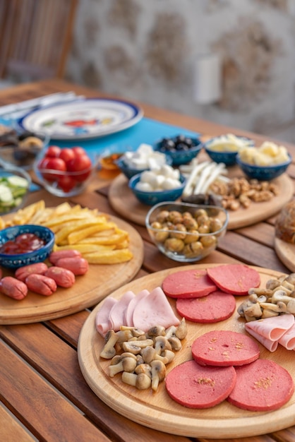 Frühstücksbuffet mit verschiedenen Speisen gefüllt