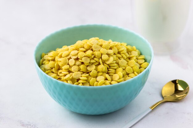 Frühstücksflocken closeup Schüssel Cornflakes auf einem weißen Marmortisch