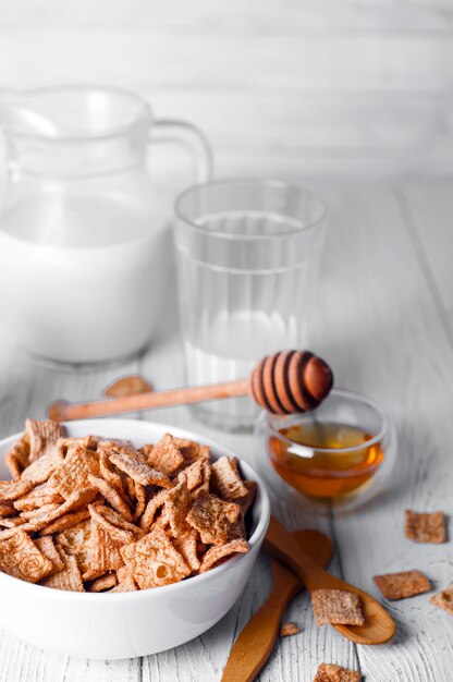 Frühstücksflocken und ein Glas frische Milch.