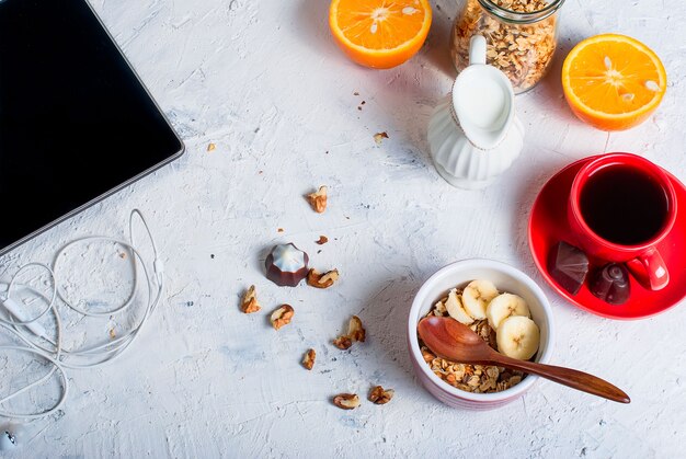 Frühstücksgranola, eine Tasse Kaffee und Telefon