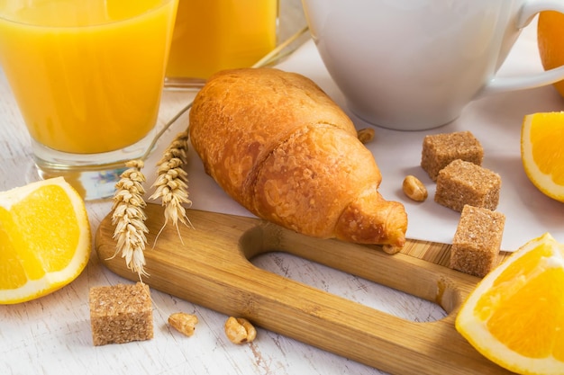 Frühstückskonzept - Croissant, Orangensaft und Kaffee auf weißem Hintergrund