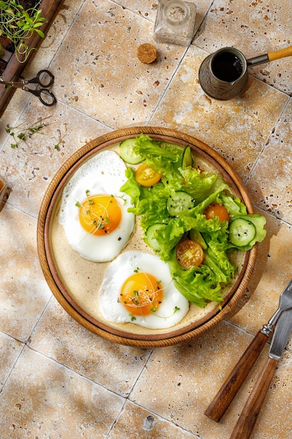 Frühstückskonzept mit Kaffee und Eiern Mikrogemüse und Salat Draufsicht der beige Hintergrundfliese