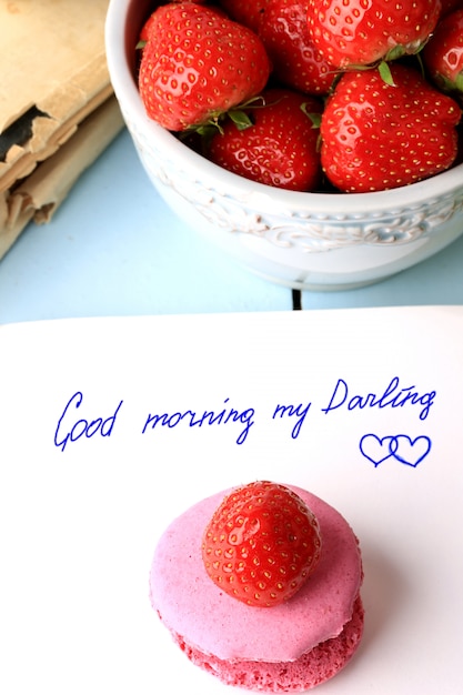 Frühstücksmakronen und Erdbeeren lieben Nachricht guten Morgen Valentinstag, Muttertag Hand Schriftzug