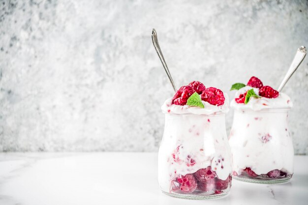 Frühstücksnachtisch mit frischen Himbeeren