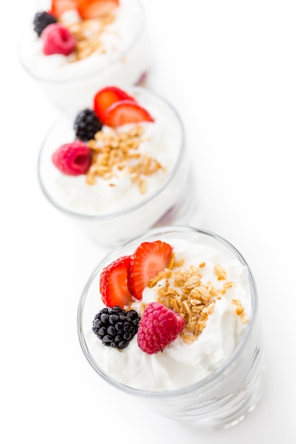 Frühstücksparfait aus griechischem Joghurt und Müsli mit frischen Beeren.