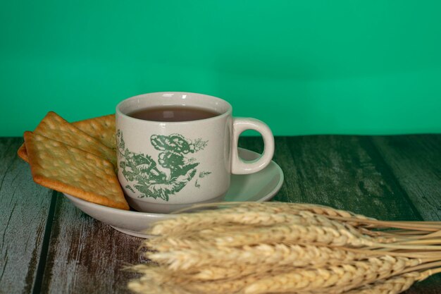 Frühstücksportion Sahnecracker und eine Tasse Tee