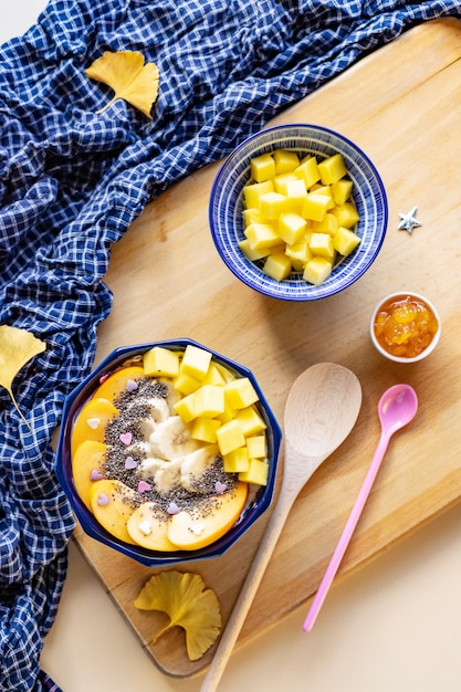 Frühstücksschale mit Hafer, Joghurt, Mango, Persimone und Chia, Draufsicht