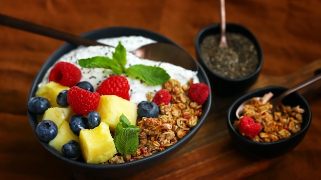 Frühstücksschüssel mit Chia-Joghurt-Beeren und Früchten Gesunder Snack oder Dessert