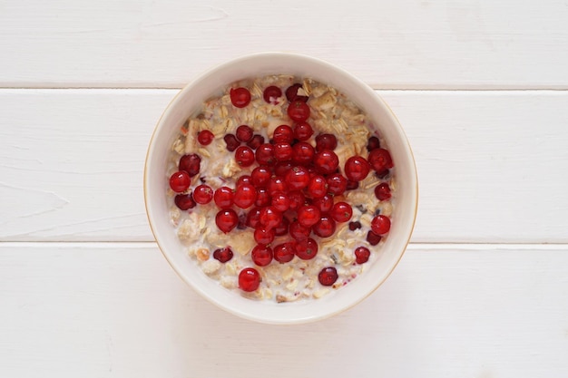 Frühstücksschüssel Müsli mit frischen Johannisbeerbeeren