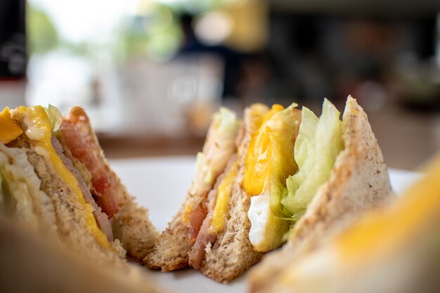 Frühstücksset mit Club Sandwiches.