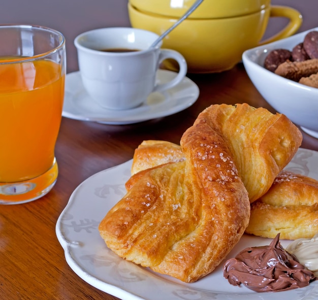 Frühstücksset mit Snack-Fruchtsaftkeksen, Kaffee und Tee