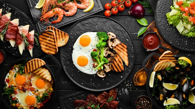 Foto frühstücksset spiegelei mit gemüse und frischem salat draufsicht auswahl an gesunden lebensmitteln