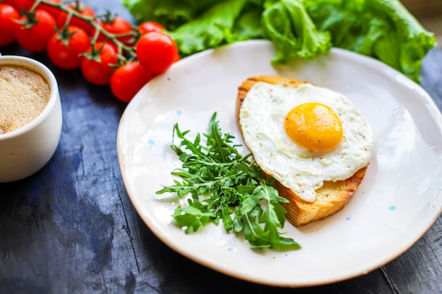 Frühstückssnack mit Spiegelei und Toastbrot