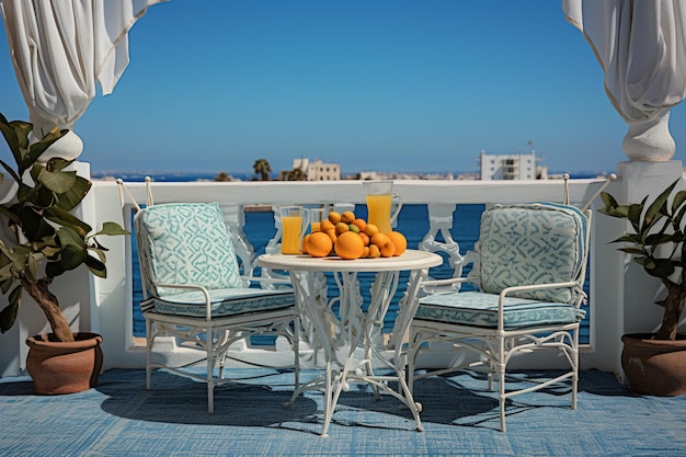 Frühstückstisch an einem sonnigen Tag am Mittelmeer mit atemberaubender Landschaft