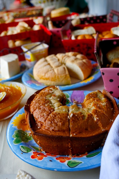 Frühstückstisch mit hausgemachten Kuchen