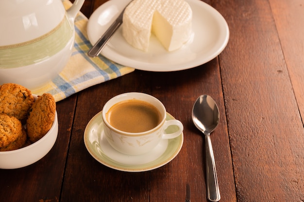 Foto frühstückstisch mit italienischem brot und käse