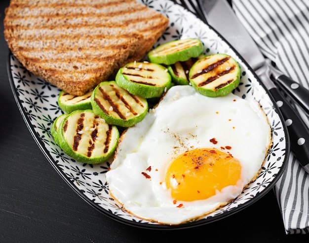 Frühstückstoast mit Avocado, Guacamole, gegrillter Zucchini und Spiegelei Brunch