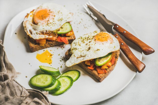 Frühstückstoast mit frischem Gemüse und Spiegelei auf Platte