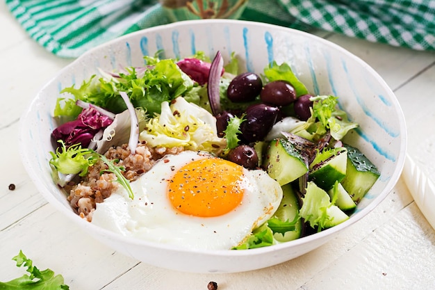 Frühstücksweizenbrei mit gerösteten Eiergurken und Oliven Gesundes, ausgewogenes Essen