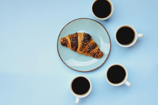 Frühstückszeit. Draufsicht der Tasse mit heißem schwarzem Kaffee aus nächster Nähe. Amerikaner. Süßes Essen und Trinken.