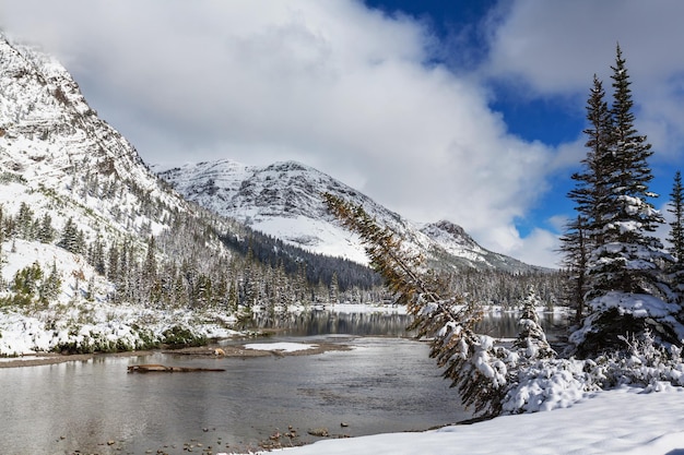 Frühwinter mit erstem Schnee bedeckt Felsen und Wälder im Glacier National Park, Montana, USA