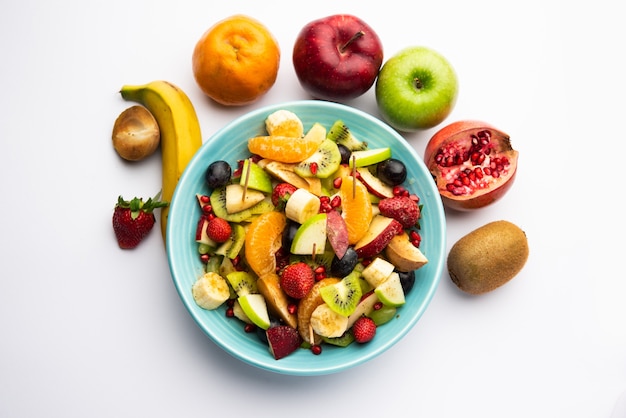 Fruit chaat é um prato indiano picante feito com a combinação de frutas suculentas e geladas, como maçãs, bananas, laranjas, uvas com sal e especiarias suaves